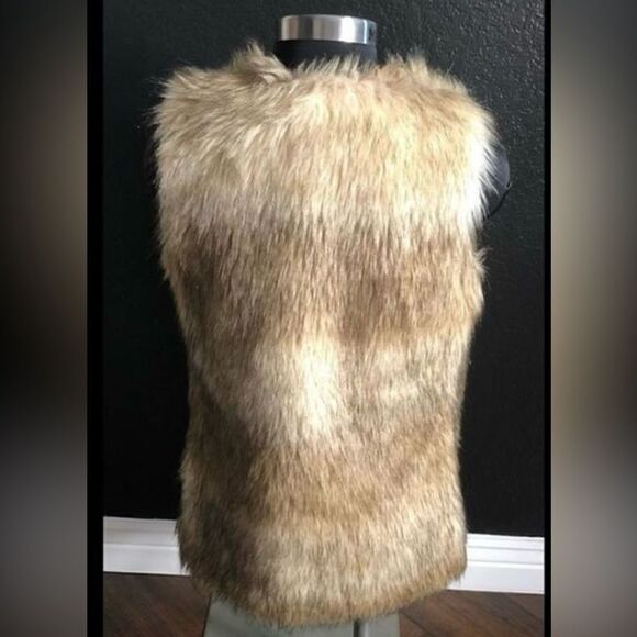 Me Jane Faux Fur Vest
Size Small - Picture 3 of 5